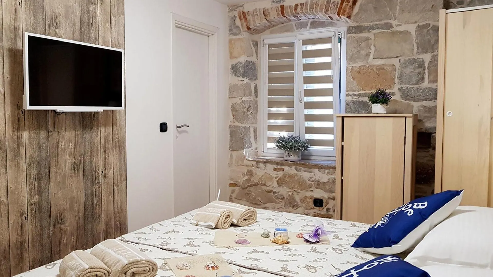 Villa Nautica Stone House Split Apartament